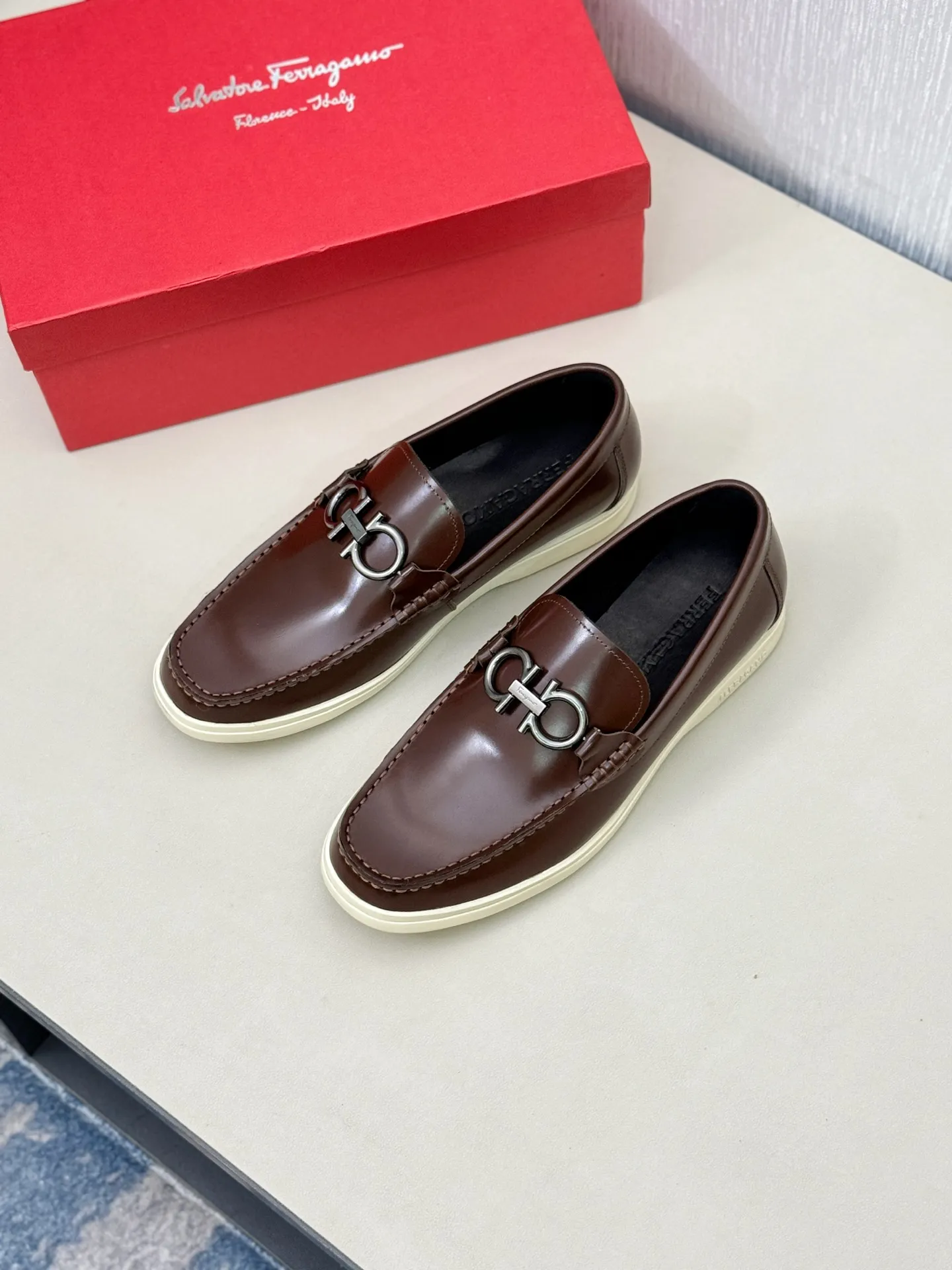 [Ferragamo] P: 580💰 Number of yards: 38~44 (45 orders are non-returnable) Ferragam's new men's driving shoes, the fabric is made of imported cowhide, with visible texture, heavy industrial stitching, dyed calfskin inside, standard logo cowhide feet, big-name experience, soft and comfortable on the feet, a men's favorite, special non-slip and wear-resistant rubber soles, easy to handle various occasions, with original box packaging!